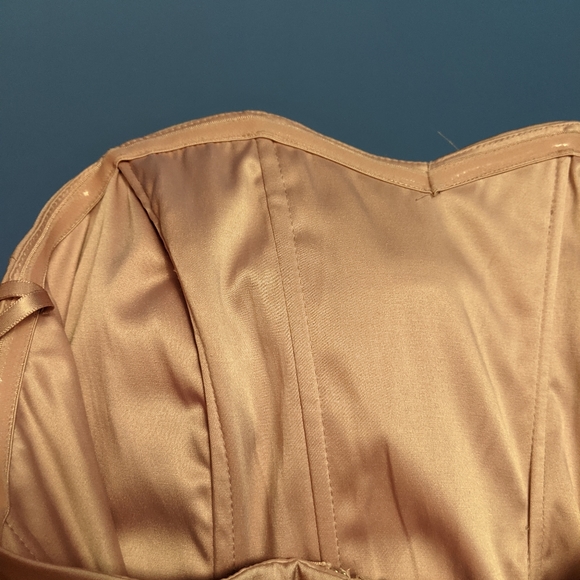 Tulip Dress with Sweetheart neckline, Structured bodice and pockets - Picture 2 of 5